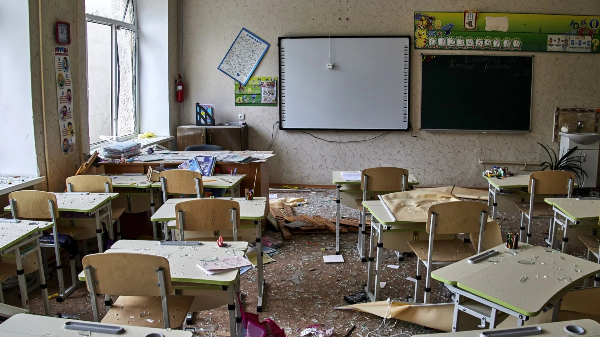 Армія РФ знищила опорну школу в Очеретиному – Донецька ОВА