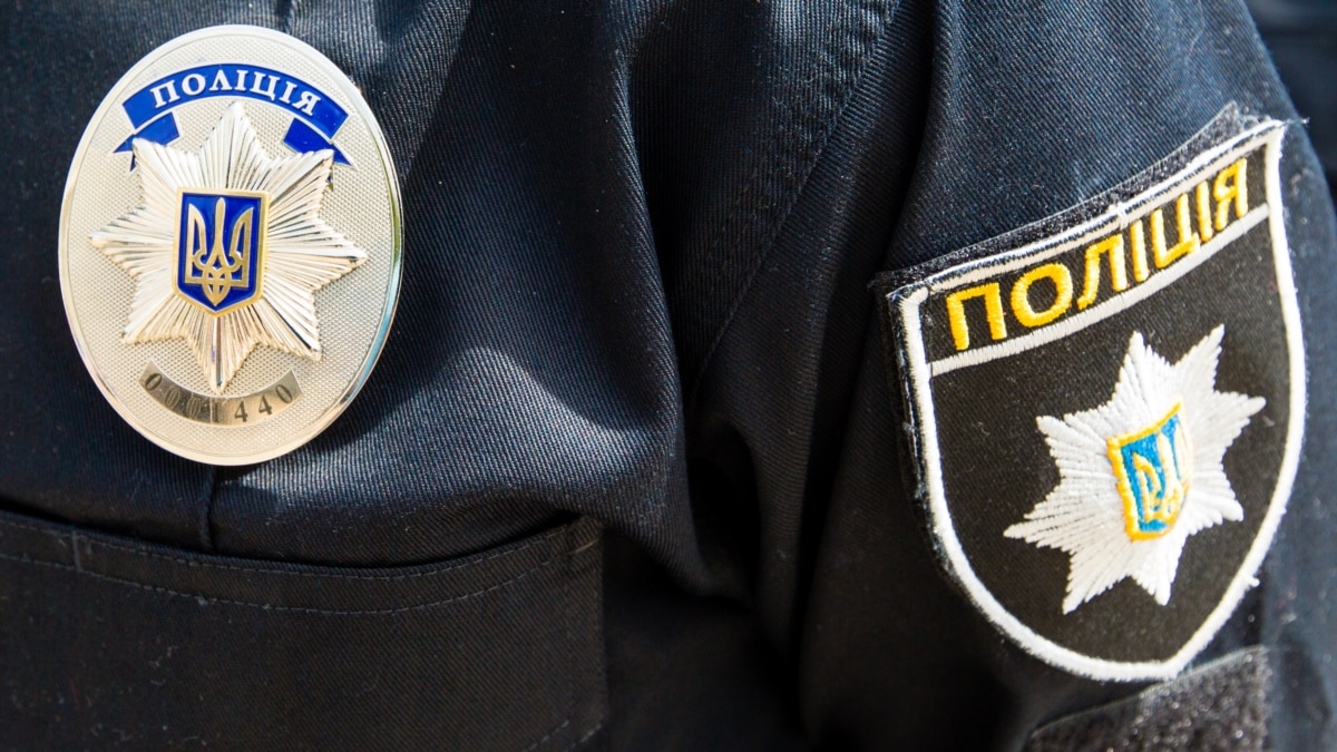 Чоловік, який стріляв по правоохоронцях біля школи в Чернівцях, помер – поліція
