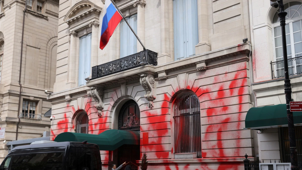 У Нью-Йорку фасад консульства РФ облили червоною фарбою