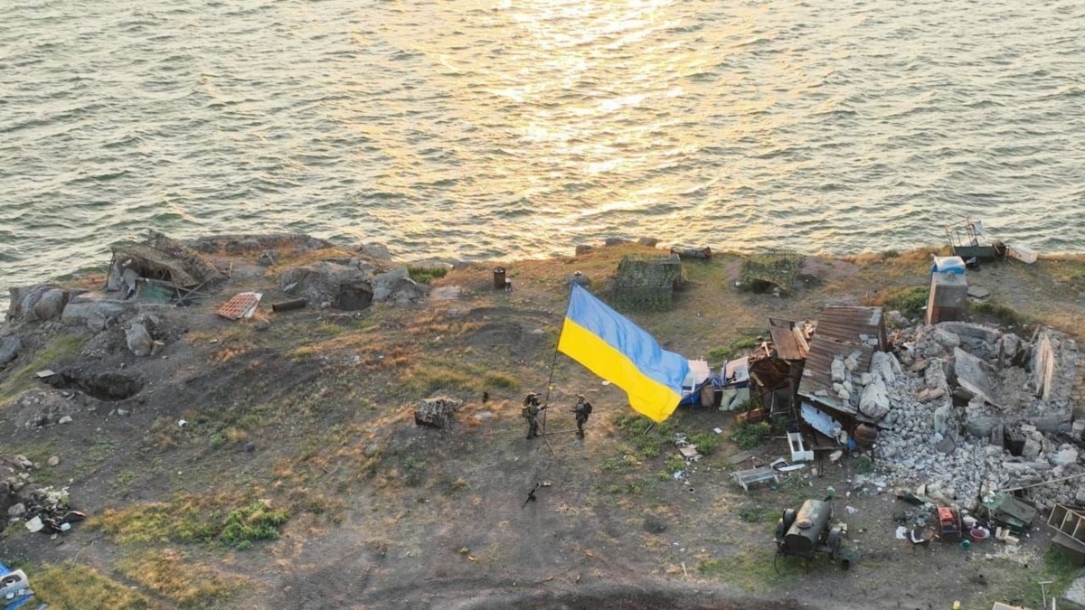 українські військові атакували армію РФ на острові Зміїний з САУ Caesar на баржах