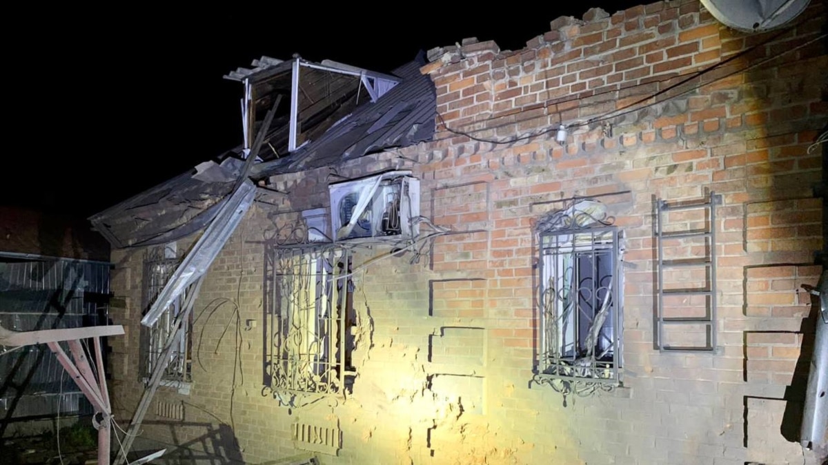 Війська РФ вночі атакували Нікополь, пошкоджені приватні будинки – влада