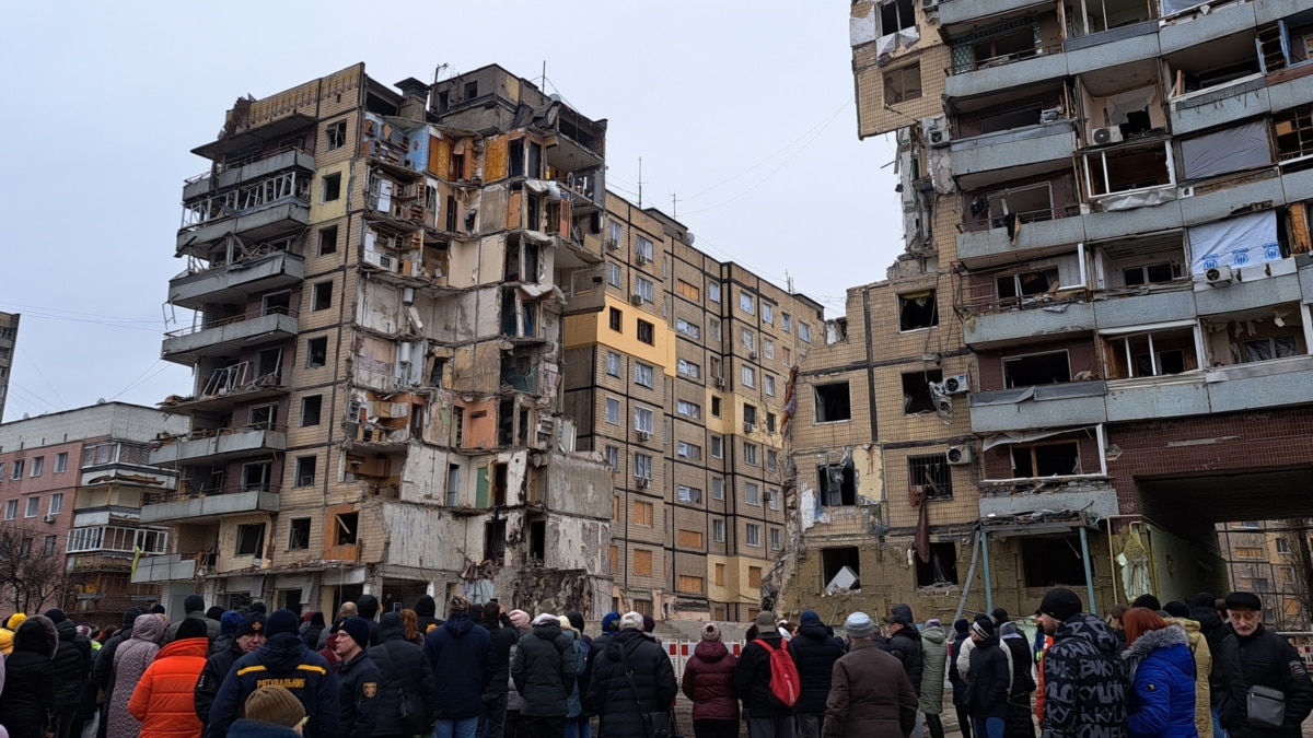 У Дніпрі біля зруйнованого російською ракетою будинку вшанували пам’ять загиблих
