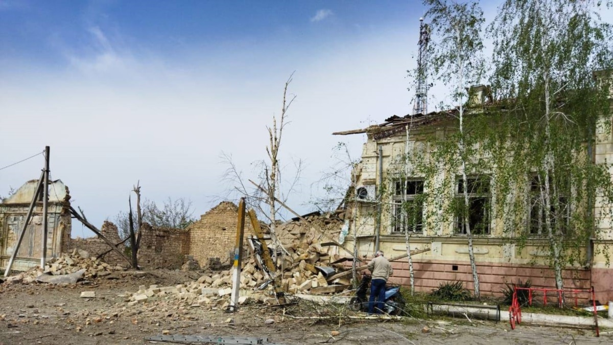 Російська армія обстріляла авіабомбами селище на Херсонщині, пошкоджені будівлі – влада