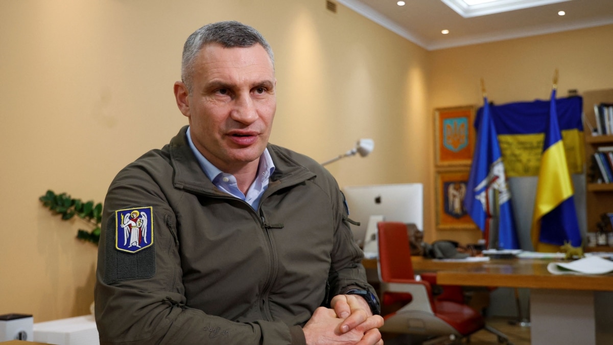 Внаслідок атаки дронів на Київ рятувальника завалило плитами – Кличко