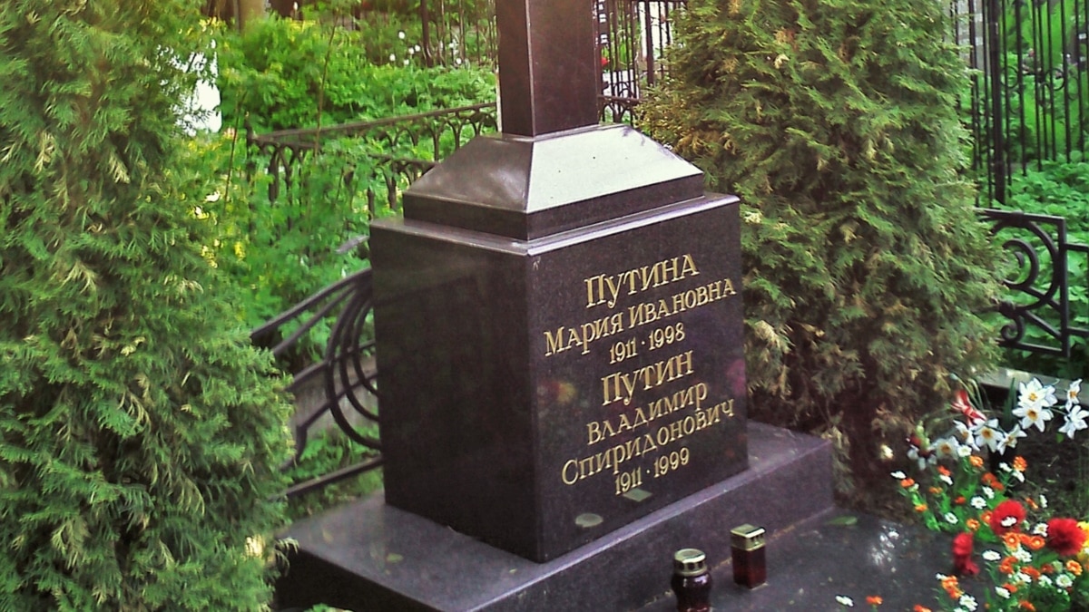 в Росії до 2 років умовно засудили жінку, яка залишила записку на могилі батьків Путіна