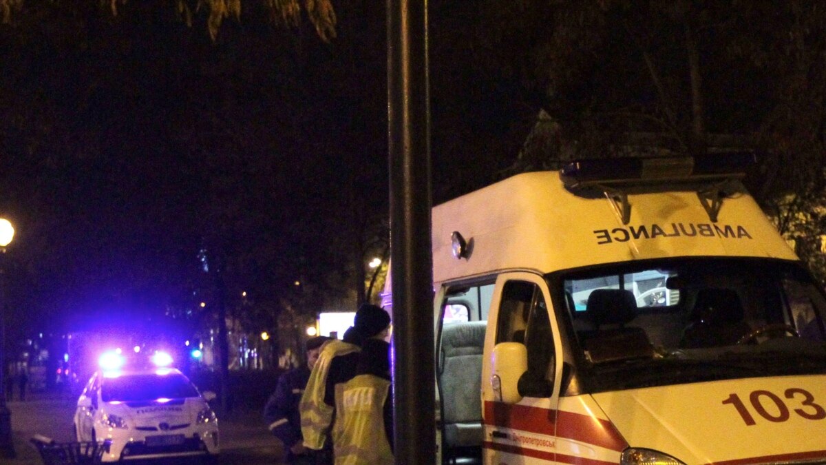 Вночі на території лікарні у центрі Києва загорілася карета швидкої: одна жінка загинула і одна – поранена