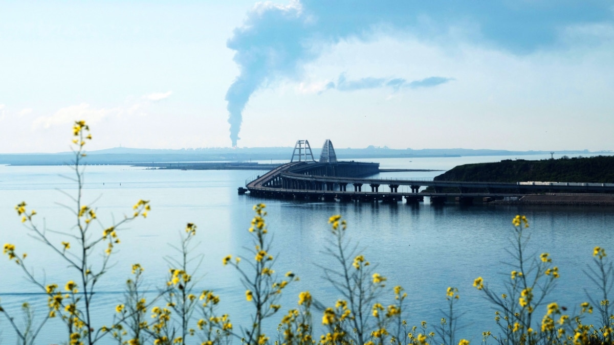 На Кримському мосту – «надзвичайна ситуація». Окупаційна влада зупинила рух